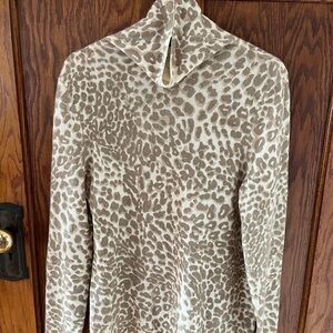 J.McLaughlin Leopard Print Turtleneck Cashmere Sweater Top size Large EUC